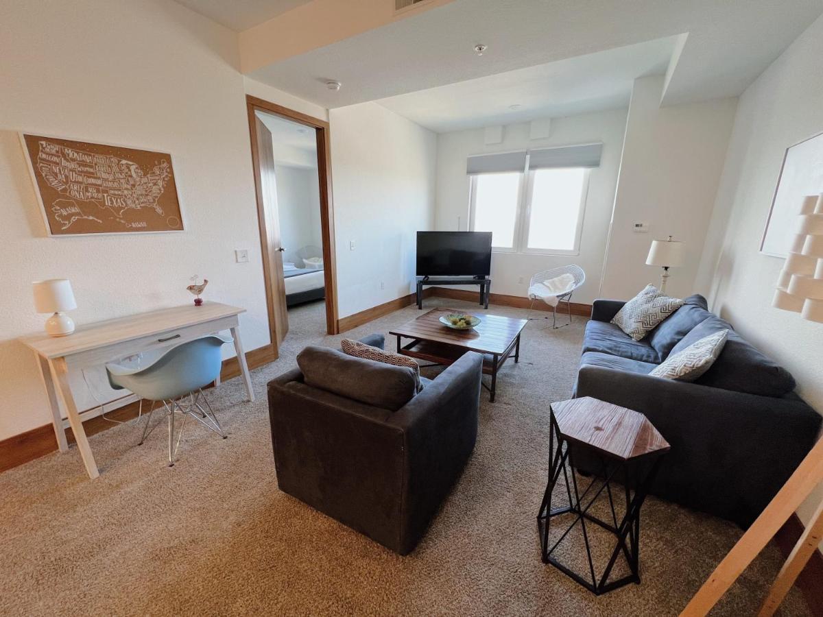 2Br Suite At The Grand Castle Pool Gym & Parking Грандвил Екстериор снимка
